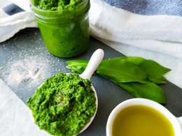 Pripravte si pesto z medvedieho cesnaka. U rastie!