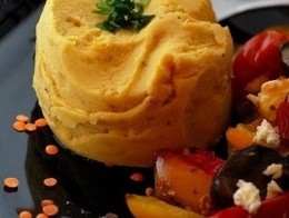 Pečená zelenina s fetou a šošovicovým pyré