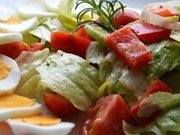 Detox šalát s horčicovo-medovým dressingom